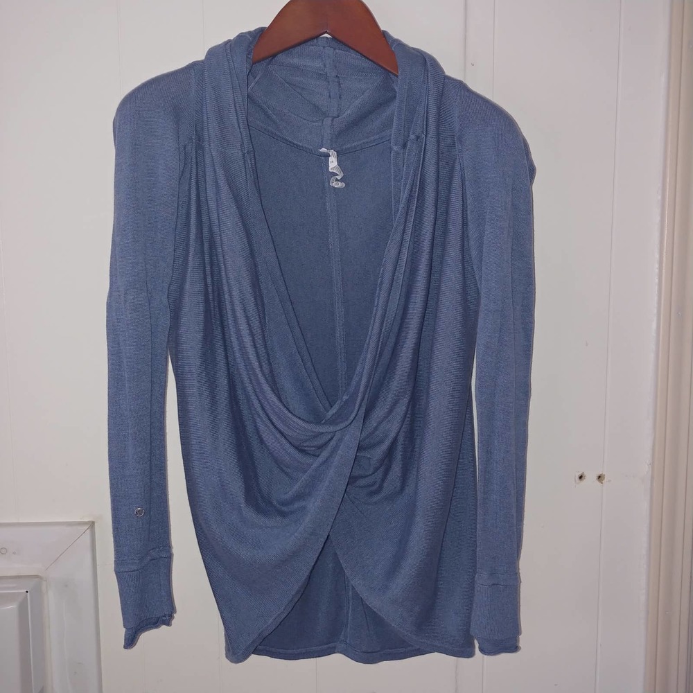 Lululemon Iconic Wrap - Size 8 long sleeve